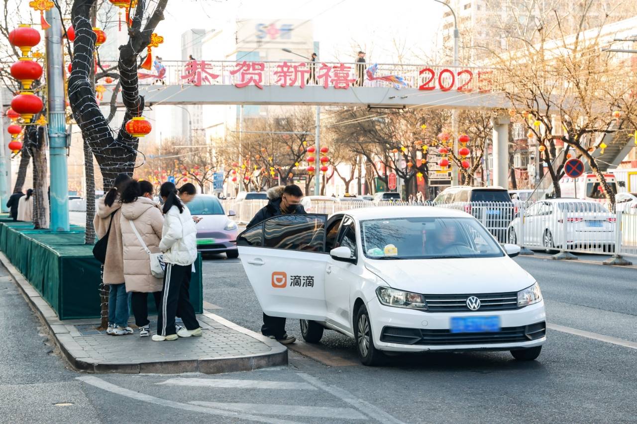 成都滴滴租車需求全國最高 中西部三城租車訂單猛增50%:成都中巴租車